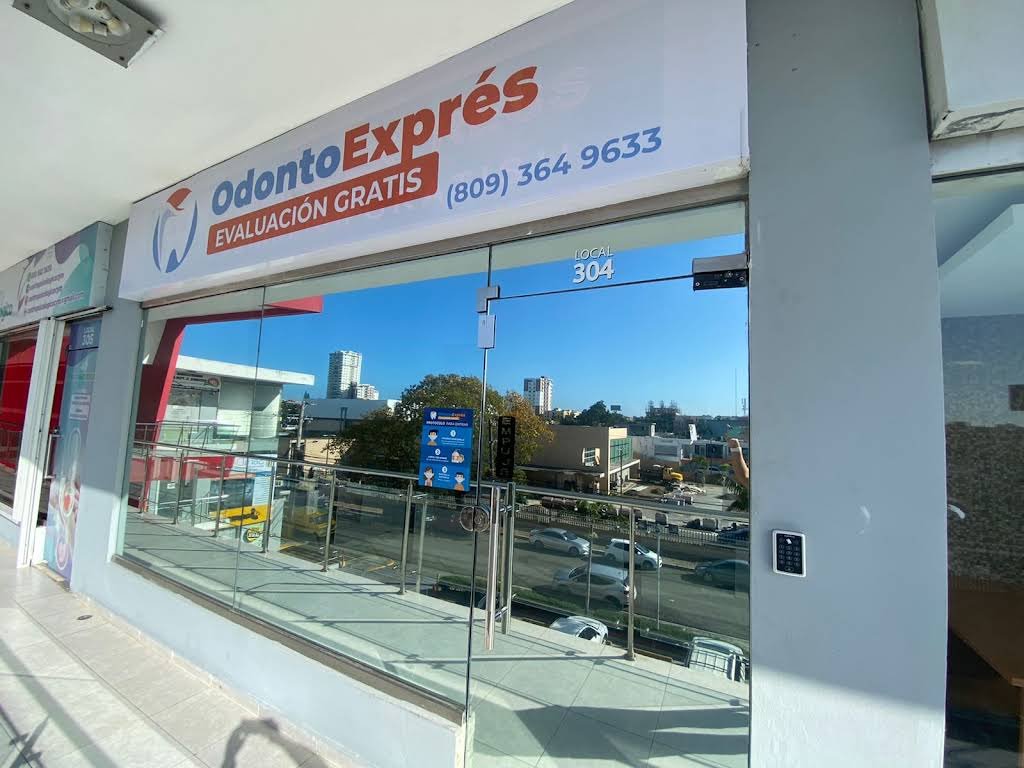 Fachada acristalada de Odonto Exprés en el tercer nivel de Plaza Bonaire