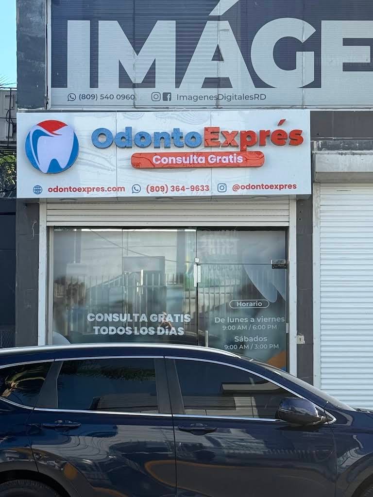 Fachada y entrada de la sucursal Odonto Exprés San Cristóbal